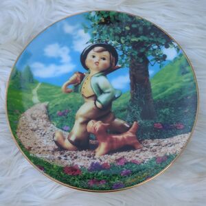 M.J. Hummel Plate 'Strolling Along'-Gentle Friends Series Danbury Mint 1991‎